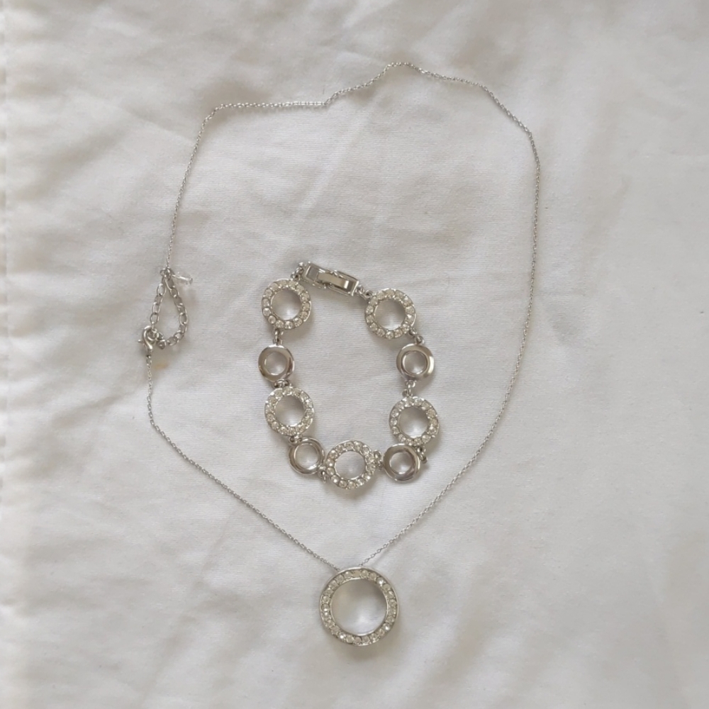 Necklace and bracelet set